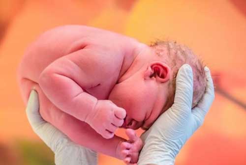 علت گریه نوزاد هنگام تولد